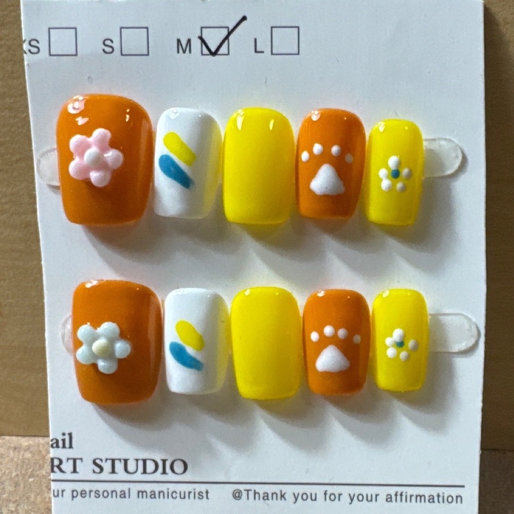 3D Press On Nails Orange Yellow Paw Print Flower Medium‎ Set